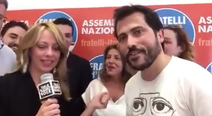 Giorgia Meloni canta Memole all'assemblea dei Fratelli d ...