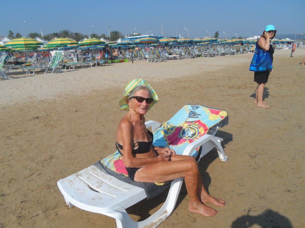 donna anziana 102 anni bikini spiaggia