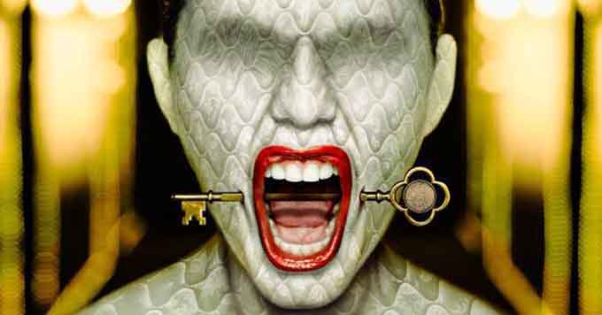ahs-hotel-sceram-queens-gay