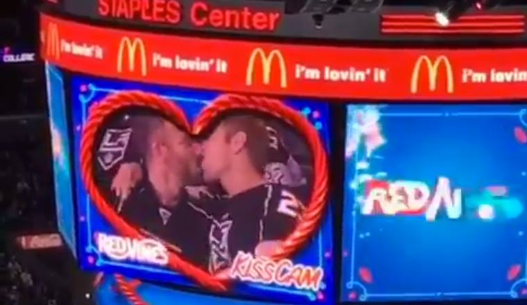 gay-kiss-cam-nhl-los-angeles-kings