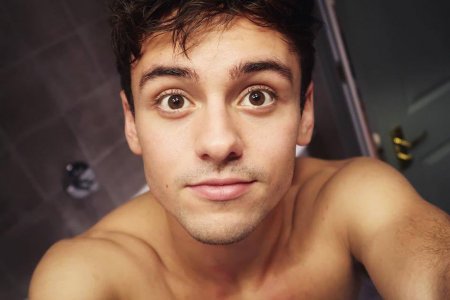 tom daley shower