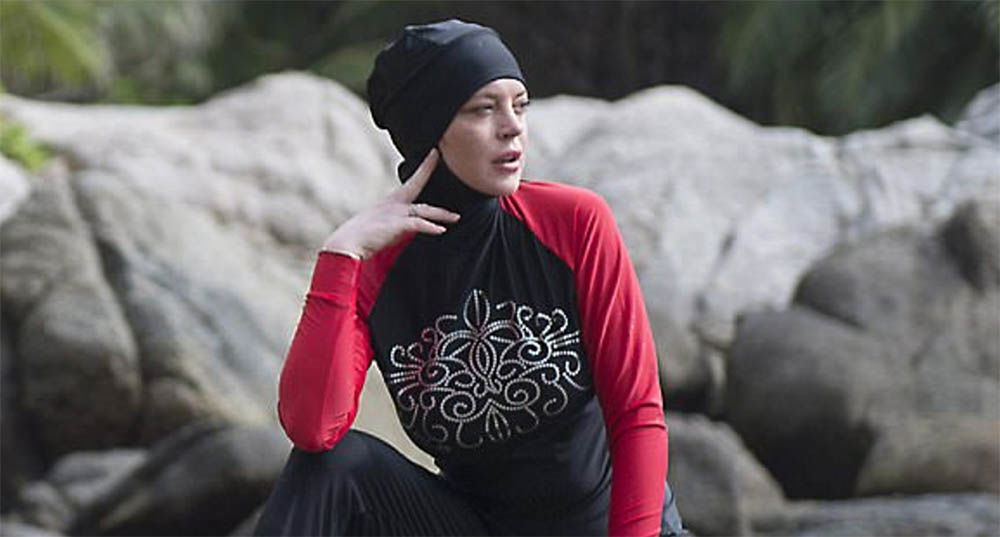 Lindsay Lohan Al Mare Con Il Burkini E Continua A Studiare Il Corano