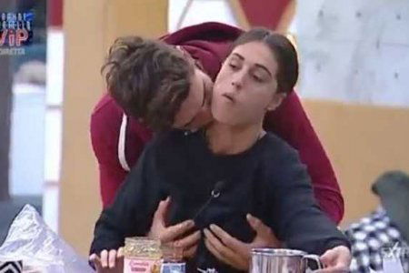 Cecilia Rodriguez e Ignazio Moser palpata seno