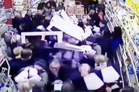 pandori-offerta-rissa-supermercato-video