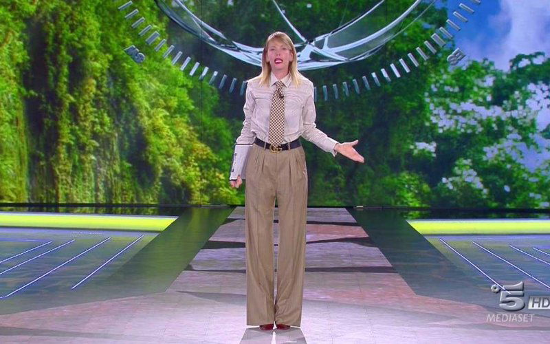 alessia mancini vestita uomo isola dei famosi