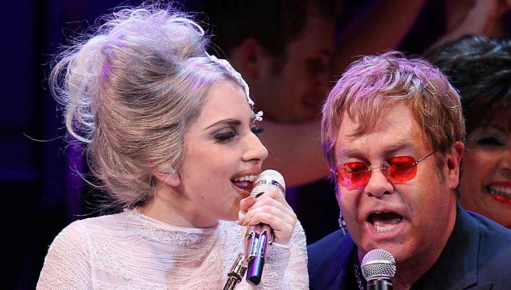 Леди гага элтон. Элтон Джон и леди Гага. Грэмми леди Гага и Элтон Джон 2010. Грэмми леди Гага и Элтон Джон. Elton John обложки с леди Гагой.