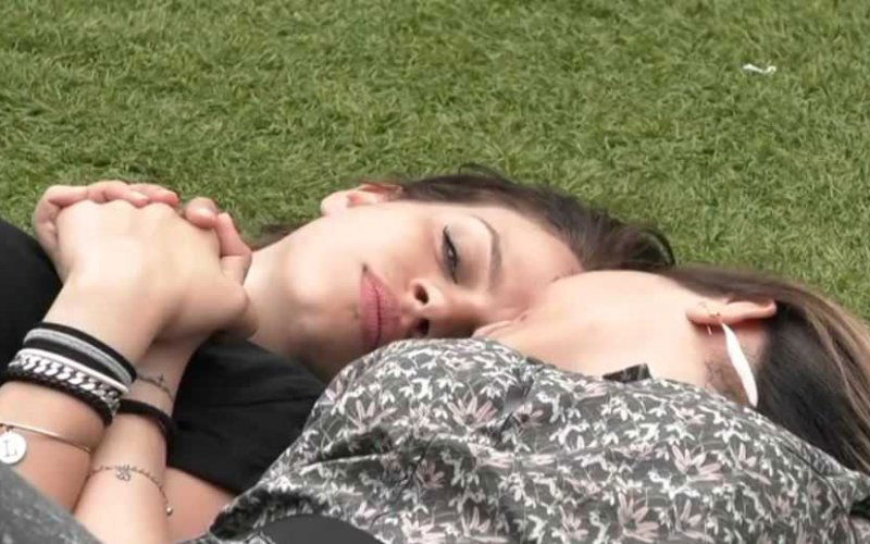 Lucia e Veronica Grande Fratello Bacio