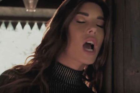 Bianca Atzei nel nuovo video Risparmio Un Sogno