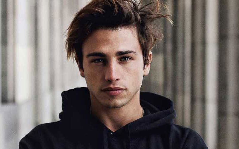 riccardo marcuzzo arrabbiato con molte fan ammiratrici