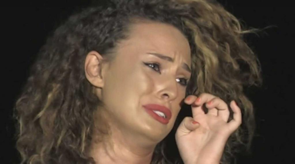 sara affi fella profilo gesto