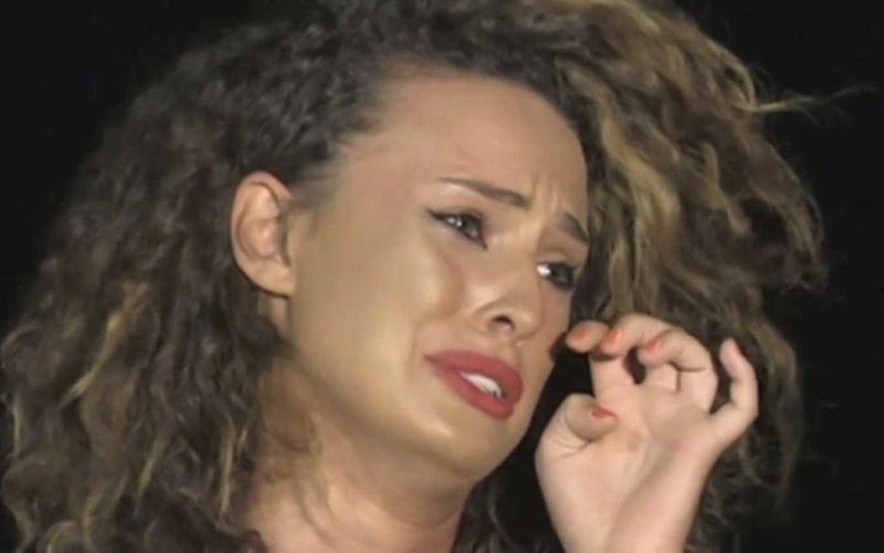 sara affi fella profilo gesto