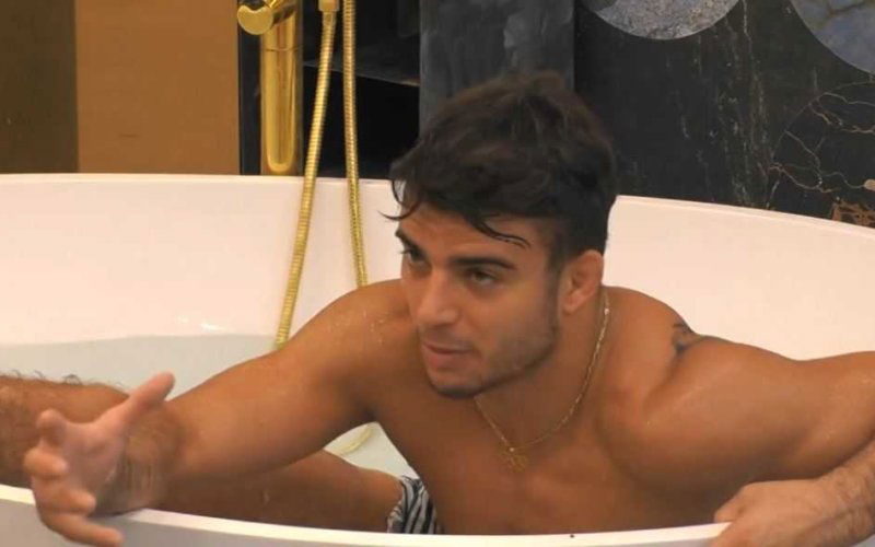 fabio basile doccia grande fratello vip bagno