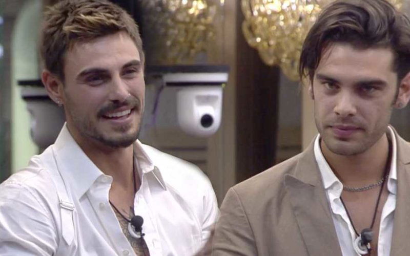 Stefano Sala bacia il suo amico Francesco Monte.