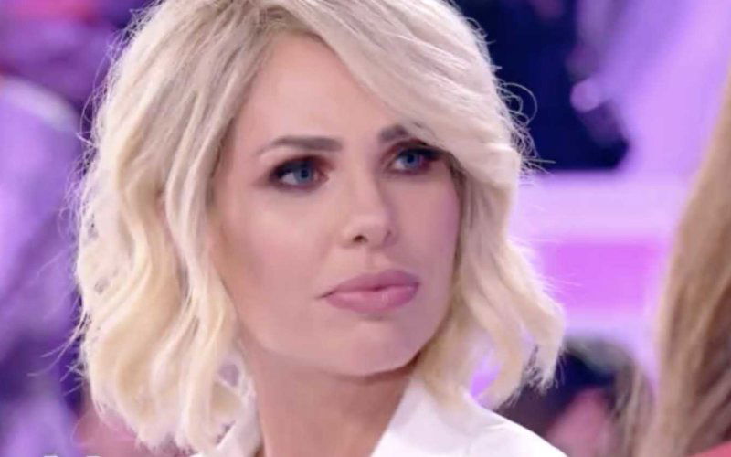 ilary blasi parrucca