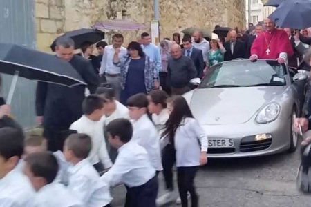 padre arcivescovo malta processione porsche