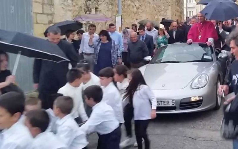 padre arcivescovo malta processione porsche