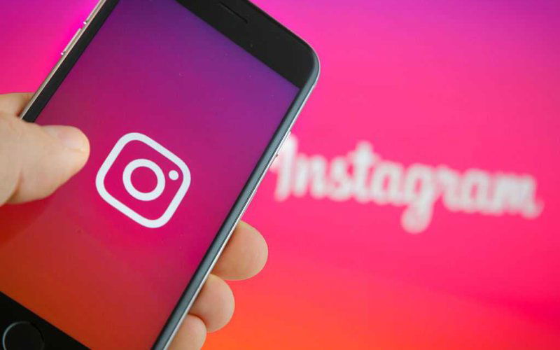 BERLIN, GERMANY - SEPTEMBER 27: In this photo illustration the logo of Instagram is displayed on a smartphone on September 27, 2016 in Berlin, Germany. (Photo Illustration by Thomas Trutschel/Photothek via Getty Images)