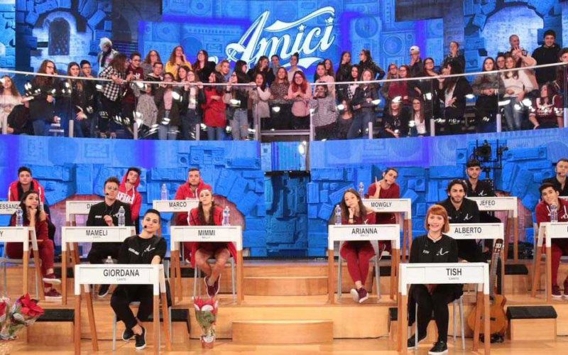 amici scene tagliate banchi ragazzi