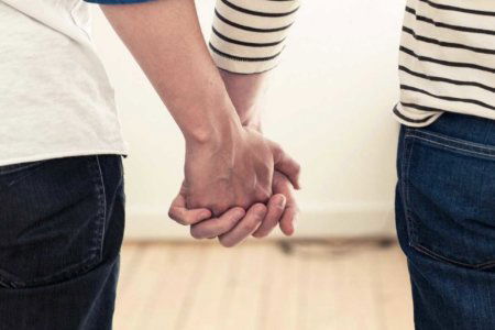 gay couple hands mani coppia gay