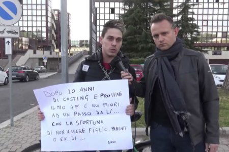 Incatenato fuori la casa del grande fratello 2