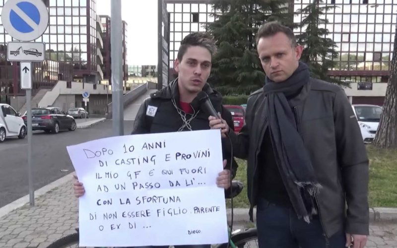 Incatenato fuori la casa del grande fratello 2