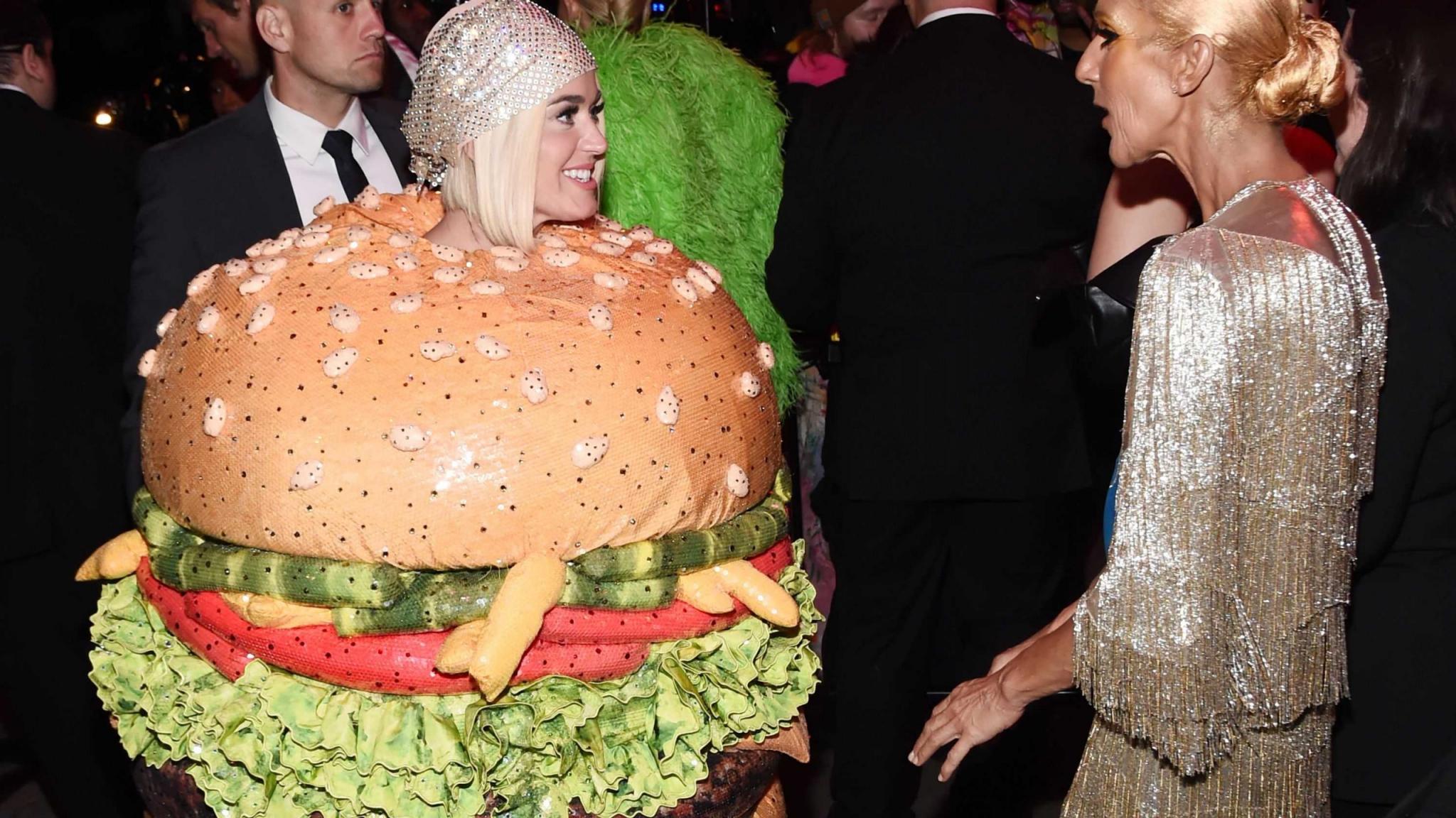 Katy Perry (vestita da hamburger) e Celine Dion si baciano in bocca nel