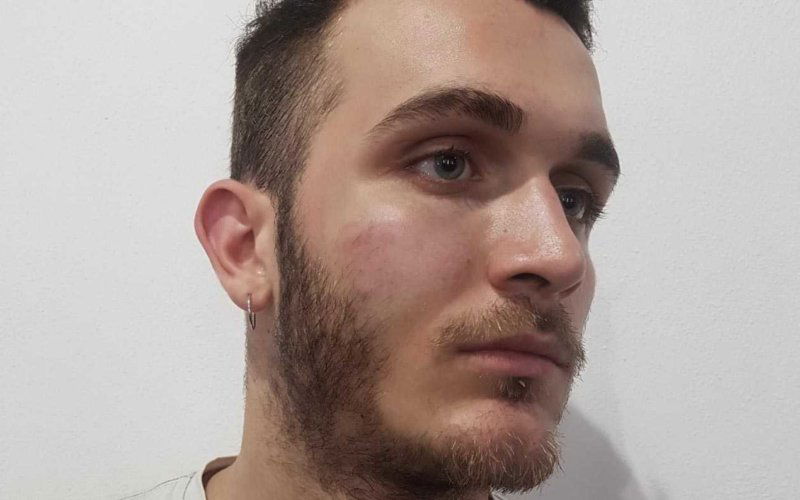 como ragazzo picchiato bus gay omofobia