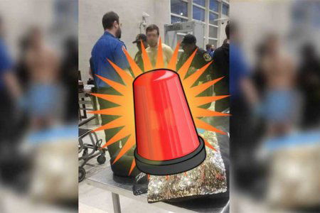 uomo aeroporto detroit metal detector