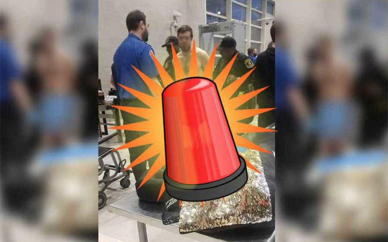 uomo aeroporto detroit metal detector