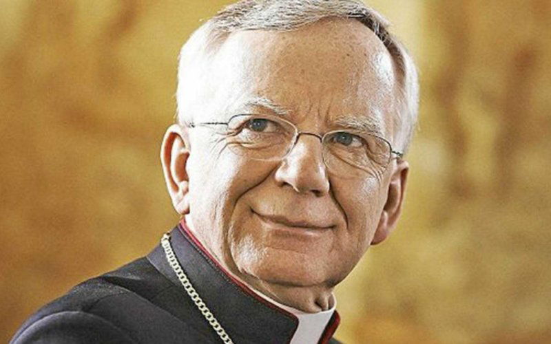 arcivescovo gay lgbt omosessuale lesbiche trans