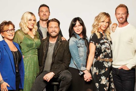 BH90210: L-R: Gabrielle Carteris, Tori Spelling, Brian Austin Green, Jason Priestley, Shannen Doherty, Jennie Garth and Ian Ziering. BH90210, the highly anticipated new six-episode event series, will premiere Wednesday, Aug. 7 (9:00-10:00 PM ET/PT) on FOX. ©2019 Fox Media LLC Cr: Brian Bowen Smith/FOX