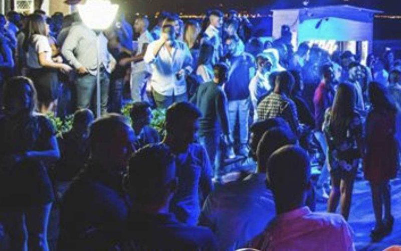 omofobia ragazzo gay calci pugni locale sicilia