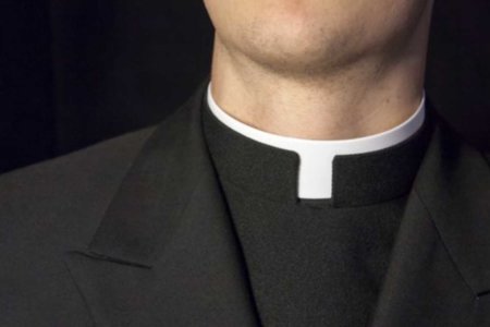 prete gay sacerdote omosessuale amore ragazzi