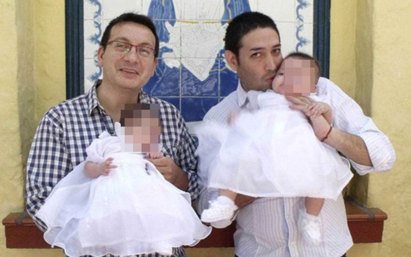 Coppia gay adotta bambina hiv Argentina