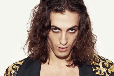 Damiano Maneskin poliziotti vestiti abiti effeminati belli