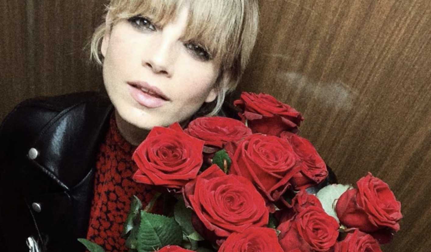 Emma Marrone rose rosse, la cantante replica alla polemica | Archivio  Biccy.it