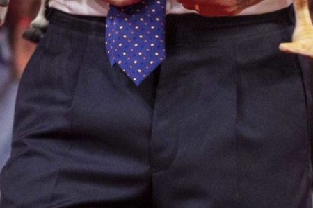 Pantaloni conduttore Rai TReport chi settimanale