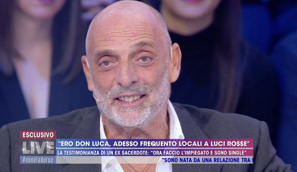 Paolo Brosio lancia acqua benedetta addosso a Carmelo ...