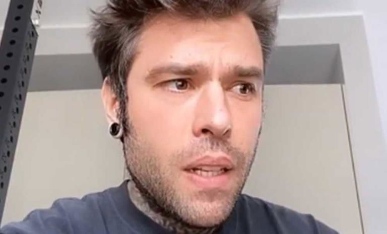 Fedez critica la tv di oggi: "Va avanti con programmi di 20 anni fa