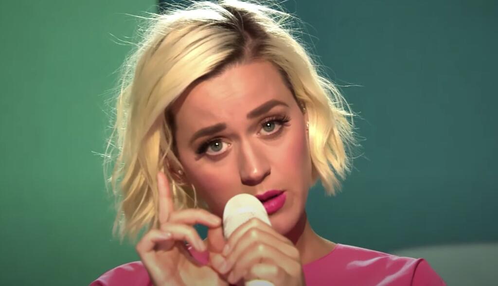 Katy Perry si esibisce ad American Idol con Daisies e usa una