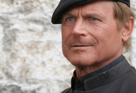 Ascolti Tv, 4 agosto 2016: Don Matteo 9 in replica vince con 2,9 mln contro il film in prima tv Tutti contro lui a 2,4 mln preview