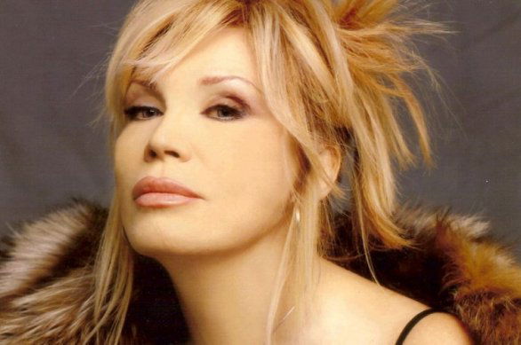 Amanda Lear: “Se sei brava ma sei racchia ti sostituiscono con una sudamericana”. No a Ballando con le Stelle. “Penso di valere di più” preview