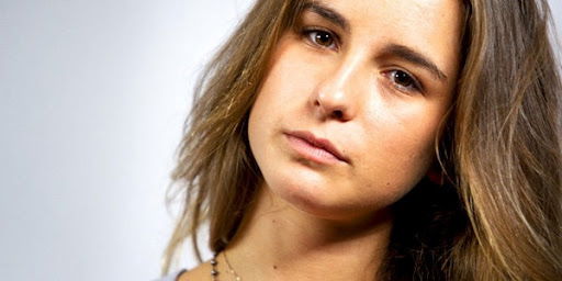 La Scimmia, seconda puntata: Greta perde contro Riccardo, tra amori, figli che picchiano i genitori e bulimia preview