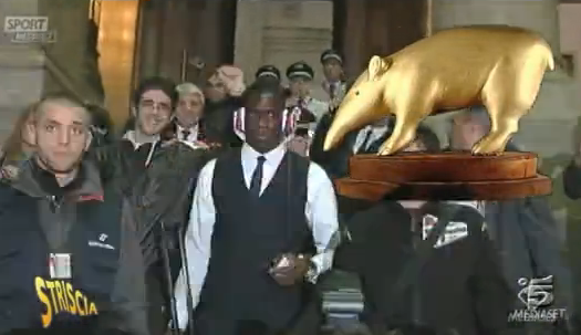 Striscia la Notizia, stasera Tapiro d’oro a Mario Balotelli. Sul futuro bambino di Raffaella Fico: “Sarò un bravo papà” preview