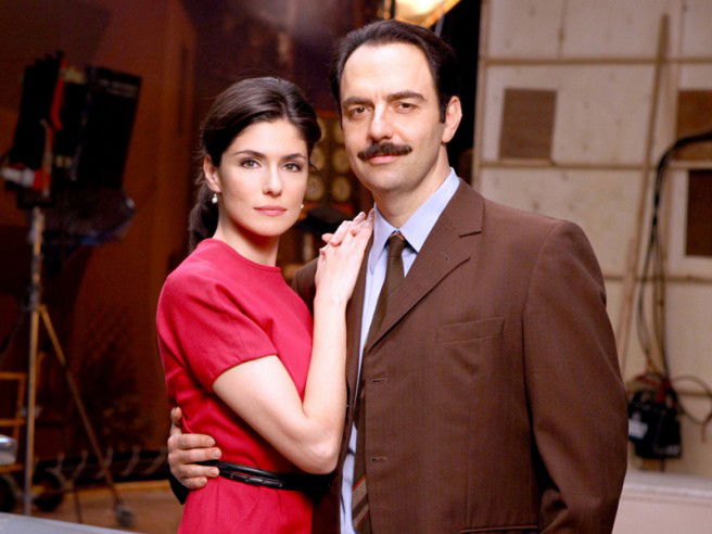 Questo nostro amore, la nuova fiction con Neri Marcorè e Anna Valle, da stasera su RaiUno – TRAMA e FOTO article-post