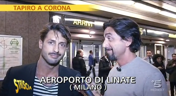 Striscia la Notizia, nuovo Tapiro a Fabrizio Corona. Belen Rodriguez incinta di Stefano: “Ma lui è giovane, io sono anziano…” – FOTO e VIDEO preview