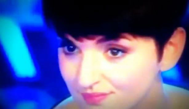 Ad X Factor 6, Arisa scatenata contro Elio e Simona Ventura dopo l’uscita dei Frères Chaos. Poi il mea culpa su Facebook – VIDEO article-post