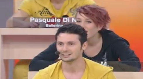 Amici 12, Greta imbarazzata da Leonardo: “Mi piace?”. I prof di canto voglio esaminare lo stesso ragazzo – FOTO preview