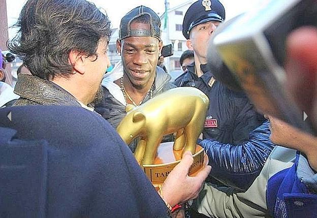 Striscia la Notizia: Valerio Staffelli consegna il Tapiro a Mario Balotelli – VIDEO article-post