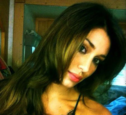 Belen Rodriguez si tinge i capelli e scoppia la polemica su Facebook article-post
